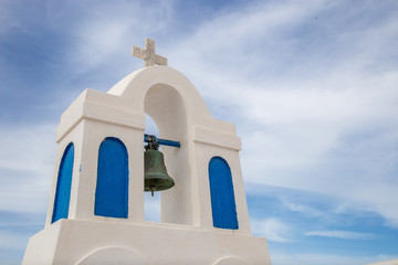 Kirchenglocke Turm in Altstadt von Oia Santorini Griechenland 