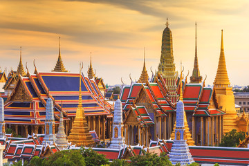 Naklejka premium Wielki Pałac Królewski i Wat phra Keaw o zachodzie słońca, symbol Bangkoku
