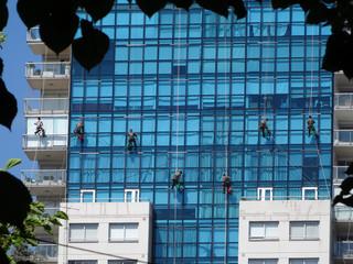 Gefährliche Arbeit am Seil in der Vertikalen, Glasreinigung an Hochhaus in Buenos Aires,...