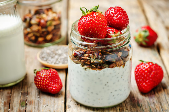 Chia seeds granola Greek yoghurt pudding with strawberries
