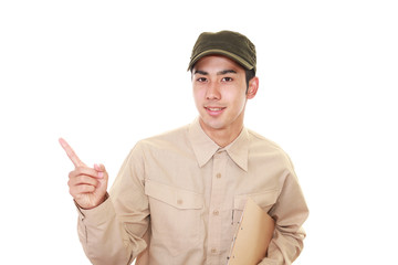 指示する笑顔の作業員