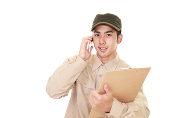 通話中の笑顔の作業員