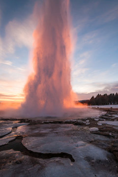 Fototapeta Eruption of the most famous geyser in Iceland- Strokkur. 