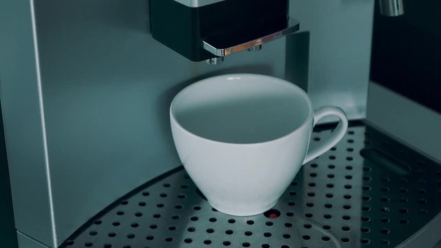 ein wenig Milch in der Tasse. Danach die Kaffeemaschine f&uuml;llt die Tasse mit aromatischen Kaffee. Mit dem Ton.