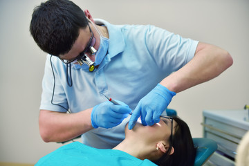 Fototapeta na wymiar dentist examines the teeth