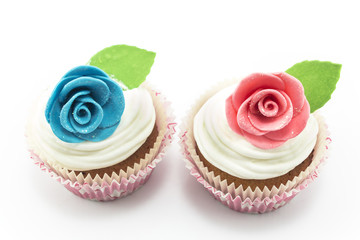 Obraz na płótnie Canvas Cupcakes decorated with roses on a white background