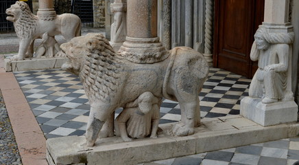 Ornamento en entrada de iglesia de Bergamo