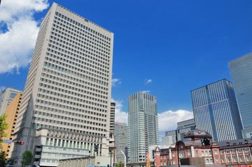 Fototapeta na wymiar 東京駅丸の内駅舎と高層ビル