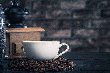 コーヒーカップとコーヒー豆