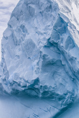 Fototapeta na wymiar beautifull big antarctic iceberg in the snow