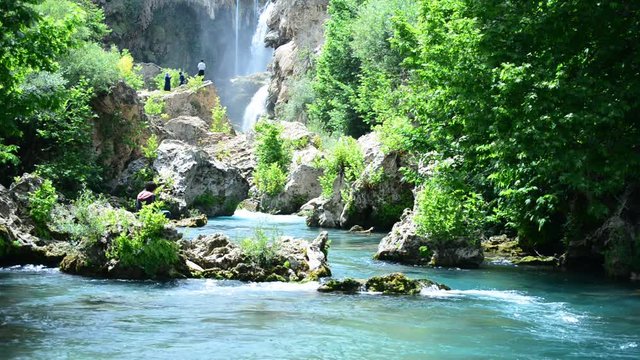 doğadaki şelale gezileri ve huzur