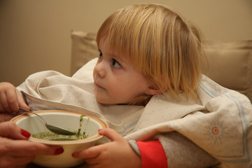 Obraz na płótnie Canvas Young girl eating