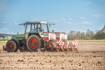Obraz premium Traktor bei der Aussaat