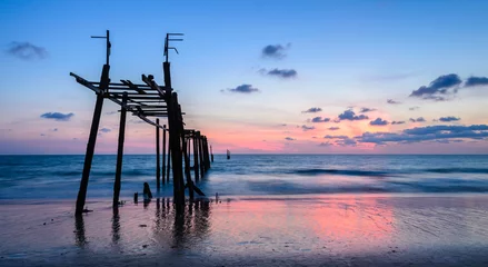 Crédence de cuisine en verre imprimé Jetée Scenic sunset beach with abandoned wooden pier