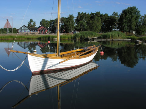 traditionelles Segelboot im Hafen von Bergkvara