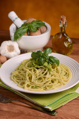 spaghetti con pesto alle noci
