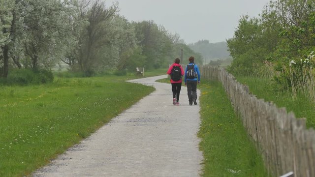 femmes marchant sur un chemin de campagne