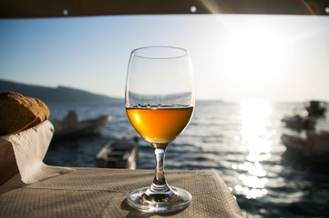 Бокал вина на фоне заката на море 