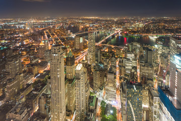 Manhattan bei Nacht, Blick Richtung East River und Brooklyn Bridge
