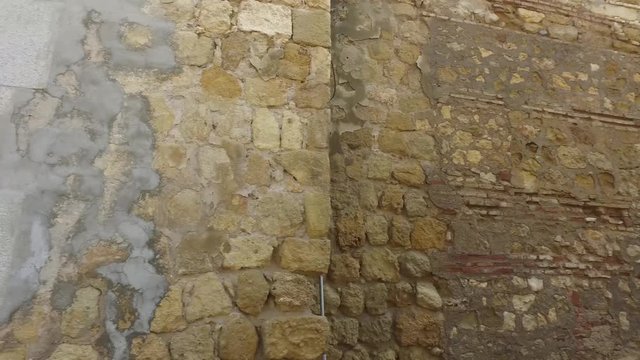 Cordoba, Andalusia, Spagna, Aprile 20, 2016: Calle Puerta Sevilla, mura ingresso e statua (Ultra High Definition, UltraHD, Ultra HD, UHD, 4K, 2160P, 3840x2160)