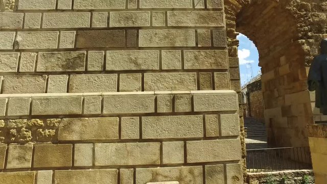 Cordoba, Andalusia, Spagna, Aprile 20, 2016: Calle Puerta Sevilla, mura ingresso e statua (Ultra High Definition, UltraHD, Ultra HD, UHD, 4K, 2160P, 3840x2160)