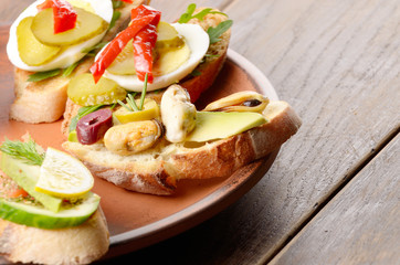 Open sandwiches with salmon, eggs and mussels