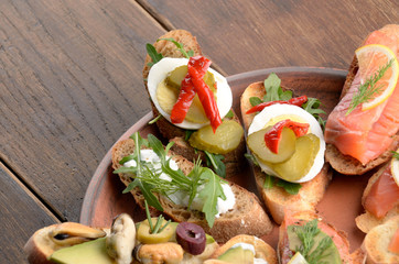 Open sandwiches with salmon, eggs and mussels