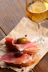 Open jamon sandwiches with white wine