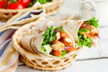 Roll with fried chicken and fresh vegetables