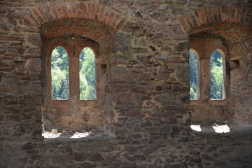 Fototapeta na wymiar Fenstern in der Ruine Schauenburg