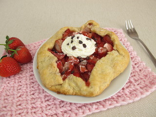Erdbeer-Galette mit Sahne und Kakao-Nibs