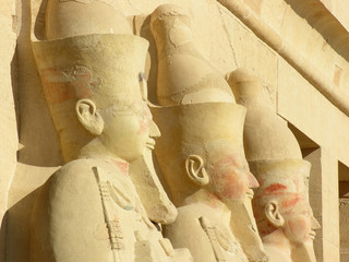 Statuen am Tempel der Hatschepsut in Ägypten