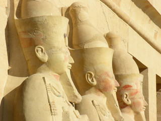 Statuen am Tempel der Hatschepsut in Ägypten © Dagmar Richardt