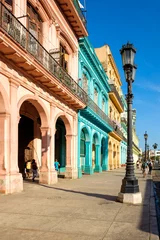 Zelfklevend Fotobehang Scene with colorful buildings in downtown Havana © kmiragaya