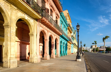 Scène avec des bâtiments colorés au centre-ville de La Havane