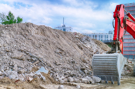 Baustelle mit Schuttberg und Bagger, Hausabriss (HDR)
