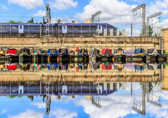 Zelfklevend Fotobehang Kanaal Rijen woonboten en smalle boten aan de kanaaloevers bij St Pancras Yacht Basin, onderdeel van het Regent& 39 s Canal in Londen