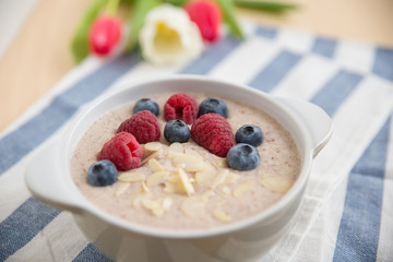 Porridge mit Früchten