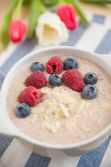 Porridge mit Früchten