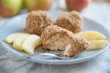 Topfenknödel mit Butterbrösel