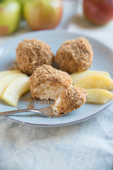 Topfenknödel mit Butterbrösel
