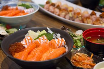 Salmon donburi with sushi slice
