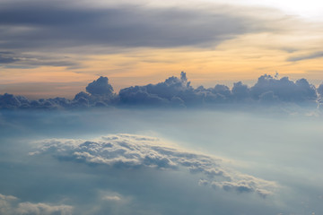 Widok nieba i zachodu słońca nad chmurami z samolotu - 111877605