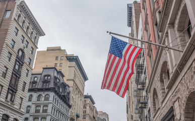 Stadtblick Manhattan, Wolkenkratzer und USA-Flagge
