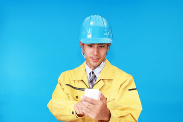 スマートフォンを持つ労働者