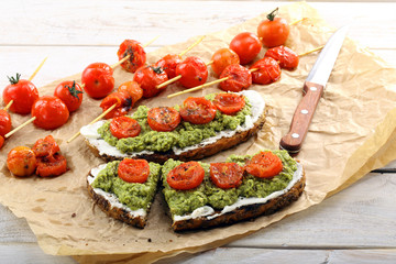 Sandwich with white cheese pesto and roasted tomatoes
