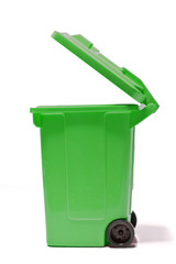 offene, leere gr&uuml;ne M&uuml;lltonne - seitlich isoliert