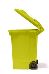 offene, leere gelbe M&uuml;lltonne - seitlich isoliert