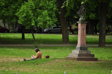 Reading people in a public park with dachshund