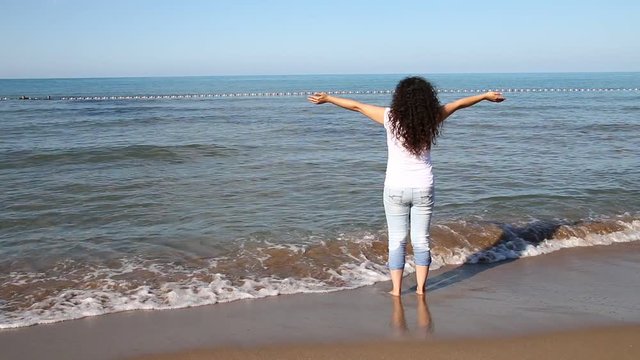 kadın sahilde meditasyon yapıyor
